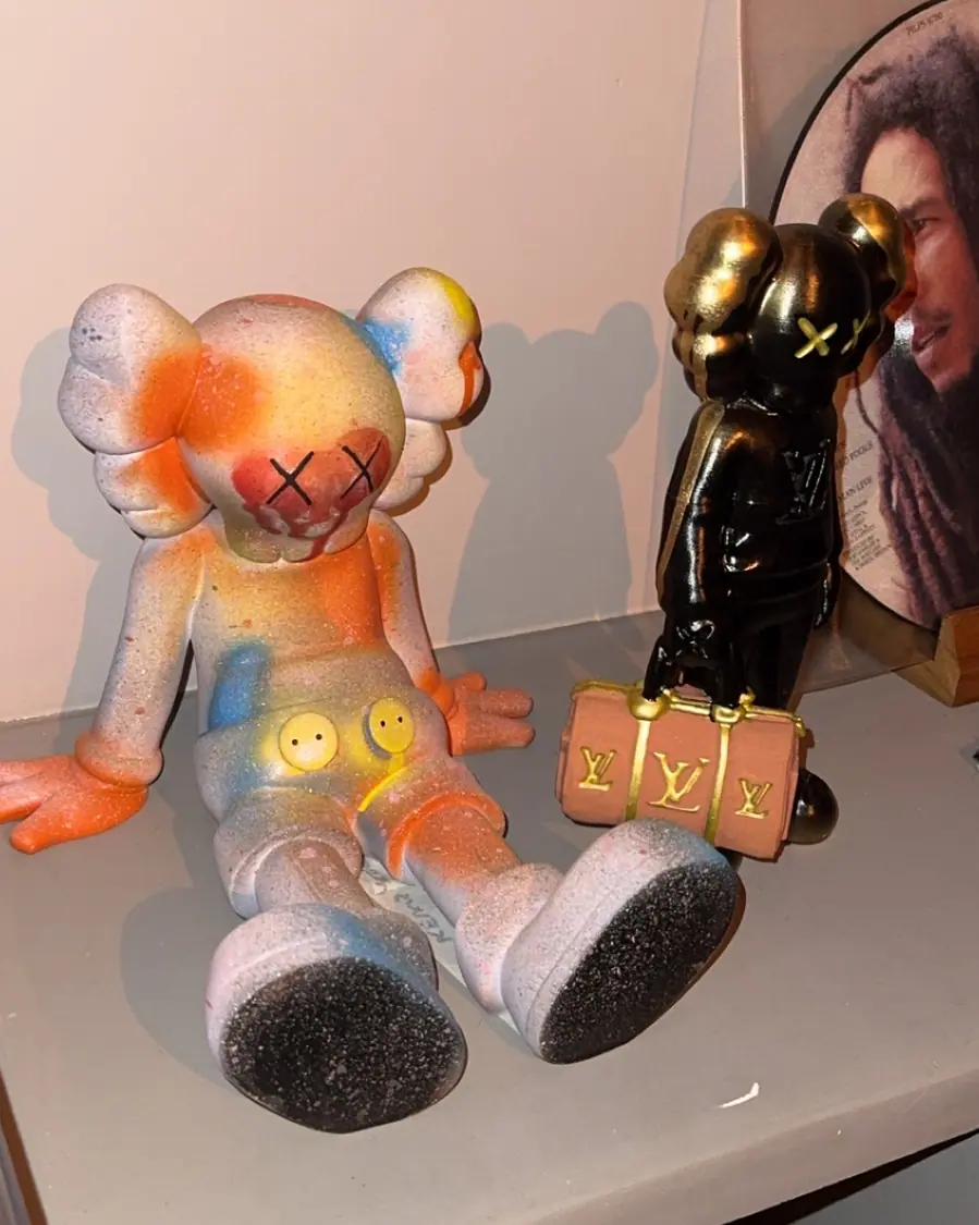 To 3D-printede figurer på en hylle, én sprayet i flere farger og én i sort og gull